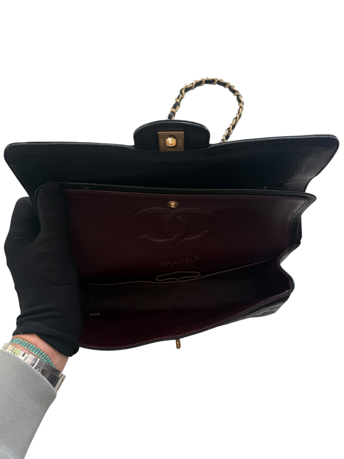 CHANEL Medium Classic Double Flap Bag aus schwarzem Kaviarleder und goldfarbener Hardware. Bordeauxfarbenes Innenfutter