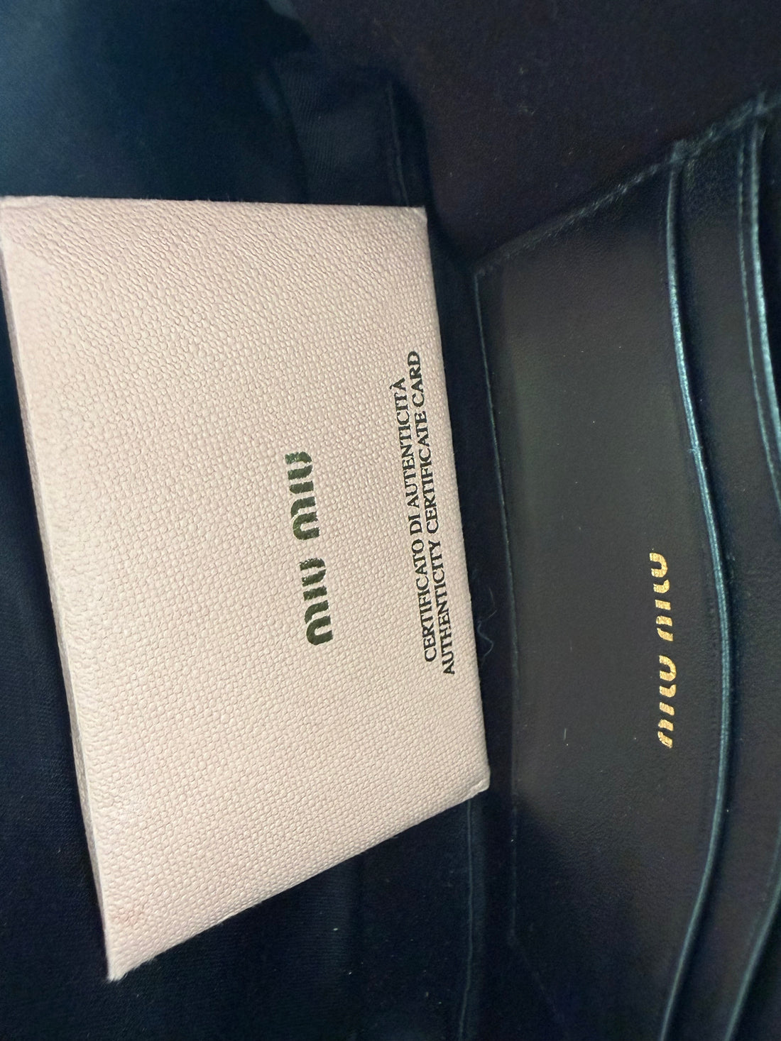 MIU MIU Matelassé-Nappaleder-Schultertasche mit der charakteristischer Steppung und goldfarbenem Logo.