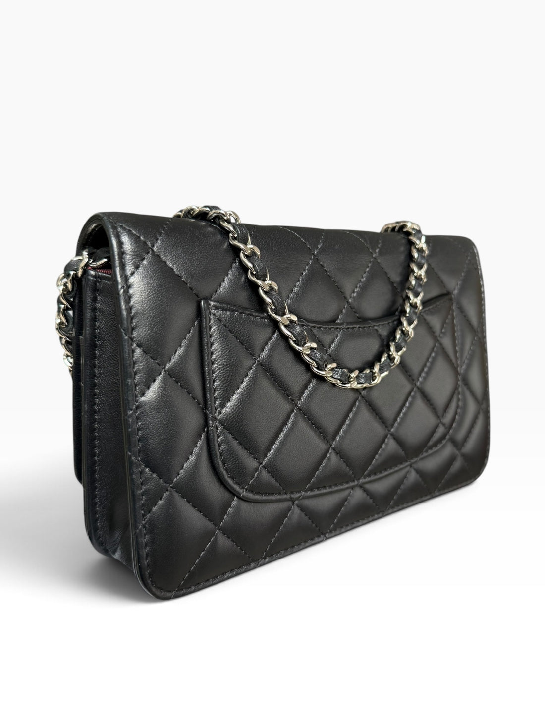 CHANEL WOC Wallet on Chain aus schwarzem Lammleder und silberfarbener Hardware.