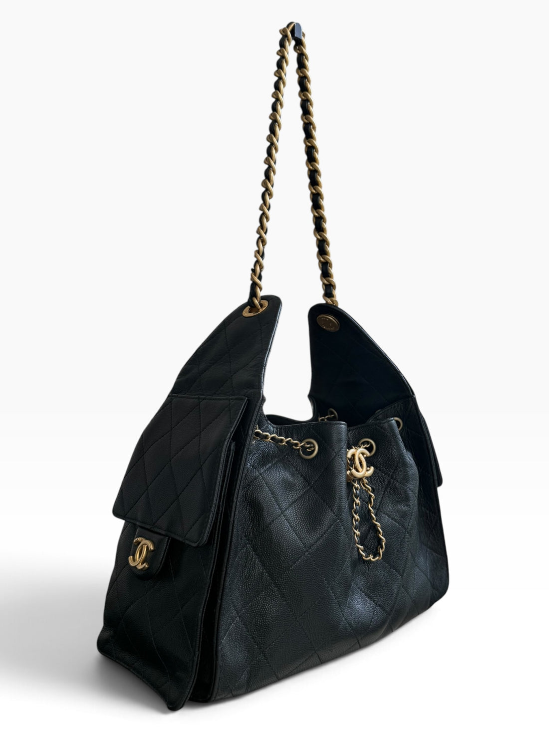 Chanel 25 small schwarzes Kaviarleder und goldfarbene Hardware