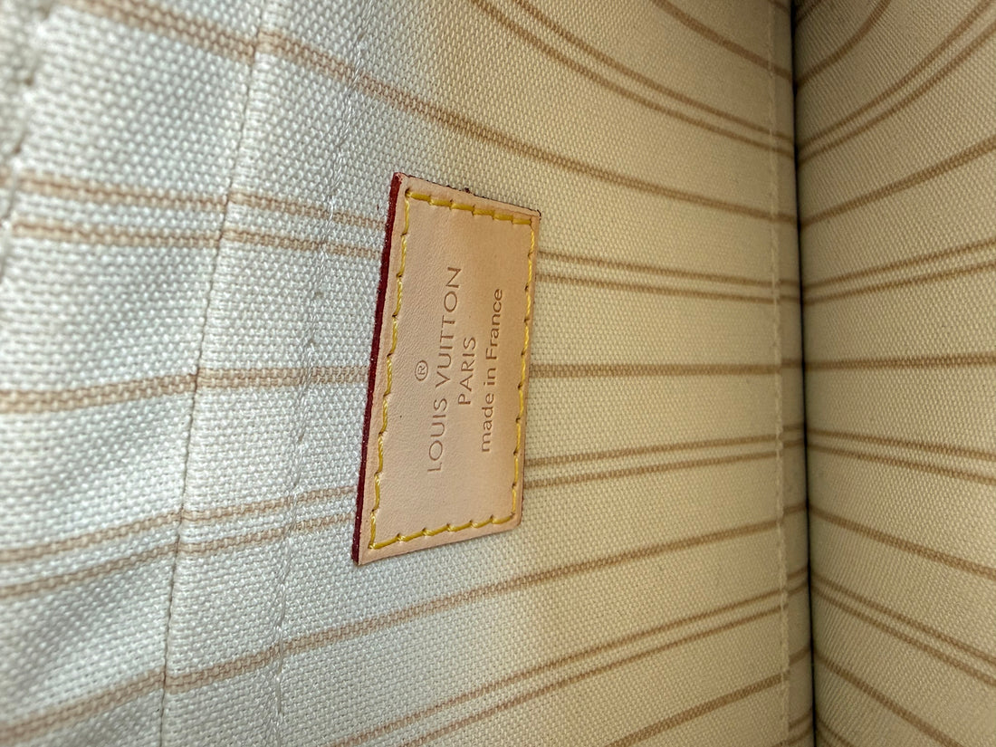 Louis Vuitton Pochette Canvas Damier Azur aus einer Neverfull.