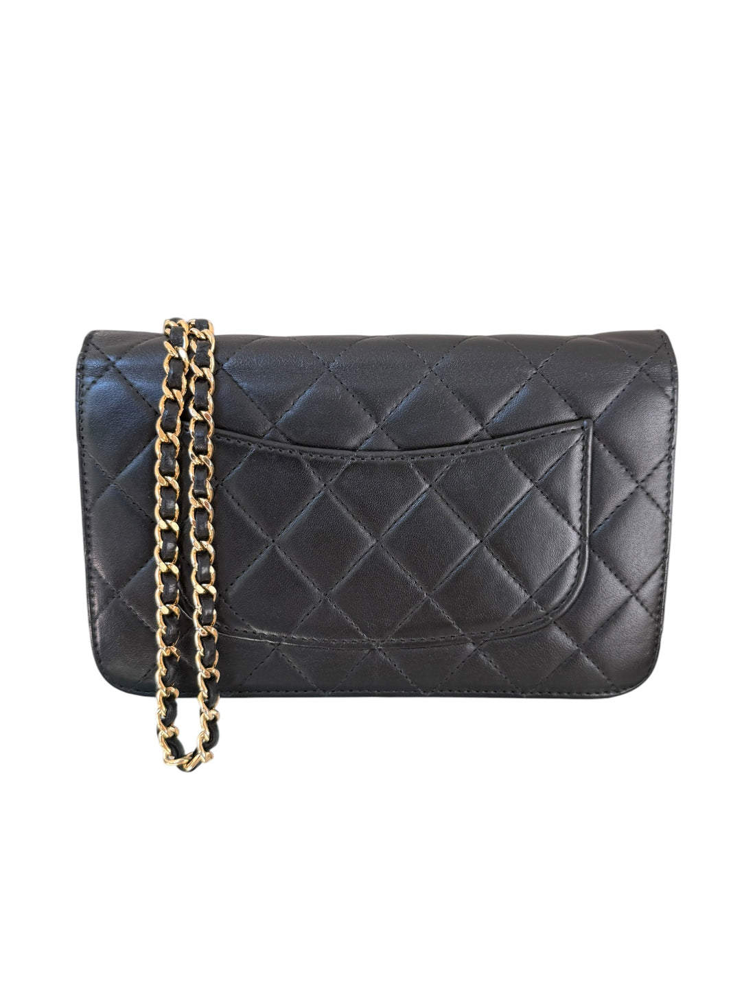 CHANEL WOC Wallet on Chain aus schwarzem Lammleder und goldfarbener Hardware.