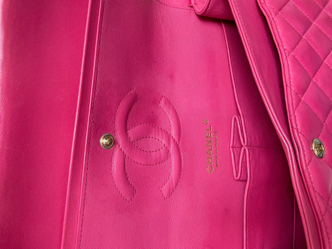 CHANEL Medium Classic Double Flap Bag aus Lammleder und goldfarbener Hardware.