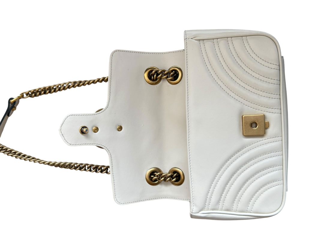 Gucci Marmont Schultertasche Small in der Farbe Creme mit goldfarbener Hardware.