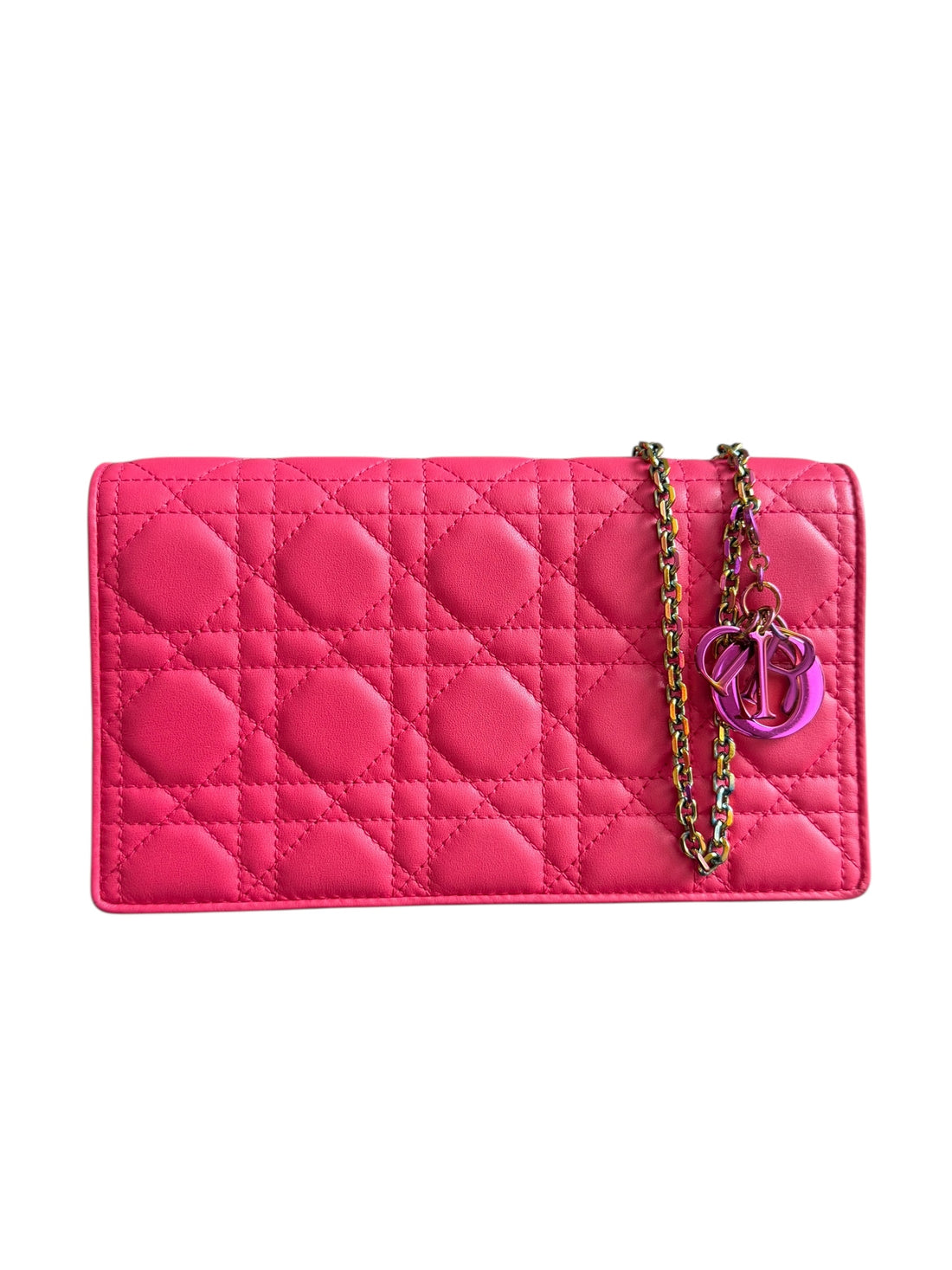 Dior Lady Pouch aus weichen Lammleder mit abnehmbarer Kette und Anhänger. Cannage Lammleder in der Farbe Pink.