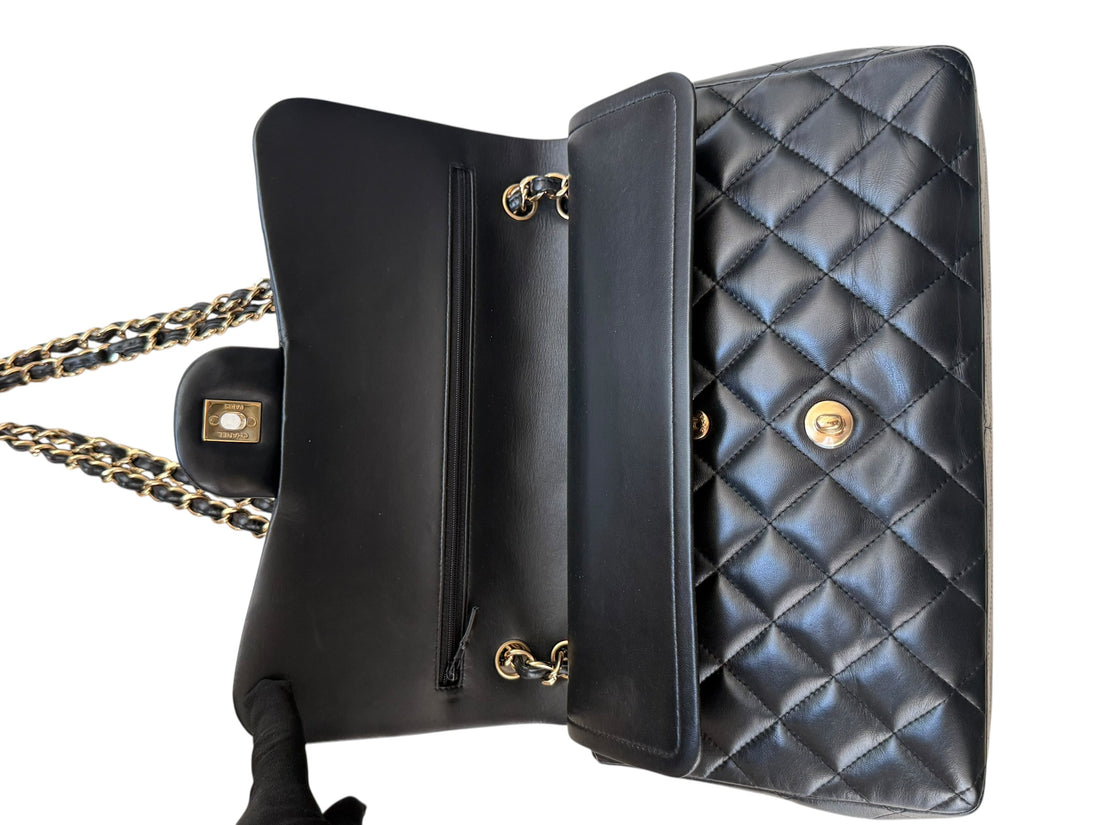 Chanel Classic Timeless Jumbo Double Flap Bag aus schwarzem Lammleder mit goldfarbener Hardware.
