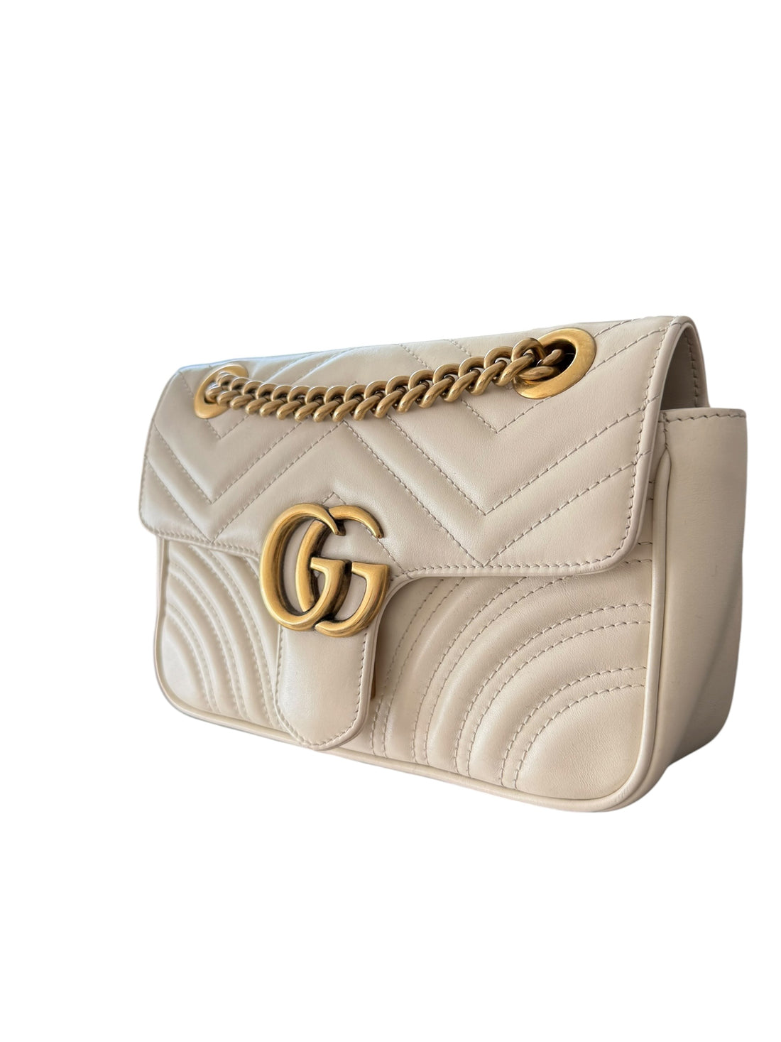 Gucci Marmont Schultertasche Small in der Farbe Creme mit goldfarbener Hardware.