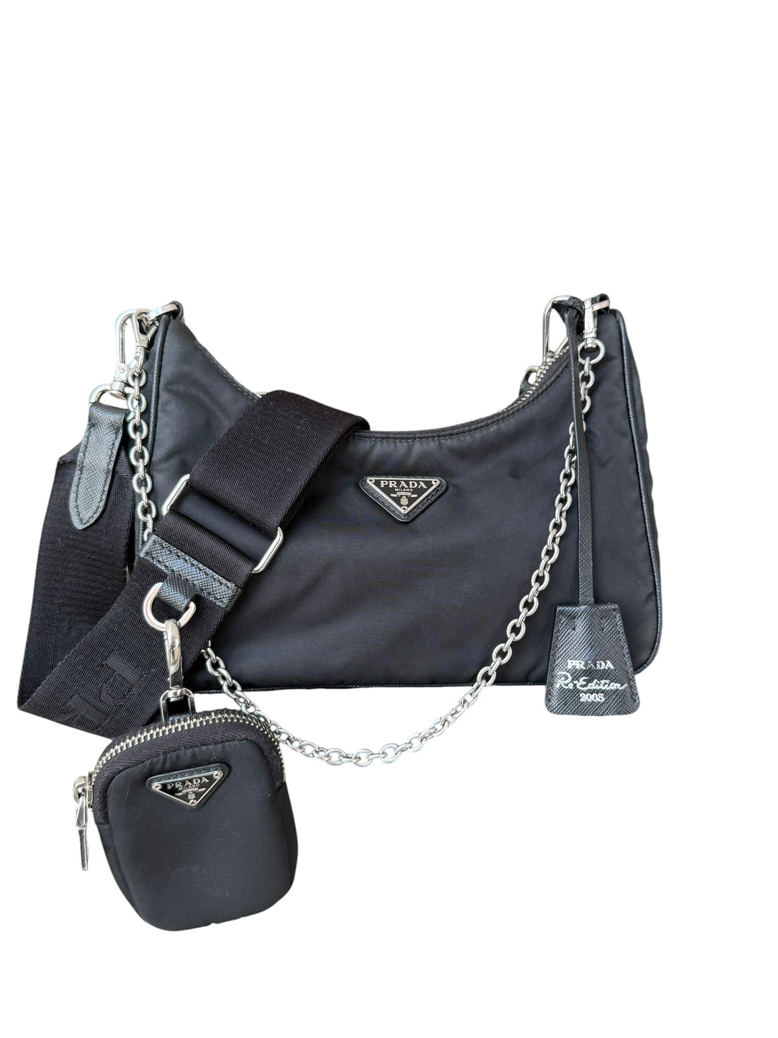 PRADA Re-Edition 2005 Tasche aus 100% Nylon in Schwarz mit abnehm- und verstellbarem Schulterriemen, abnehmbarem Schlüsselring und Pouch.
