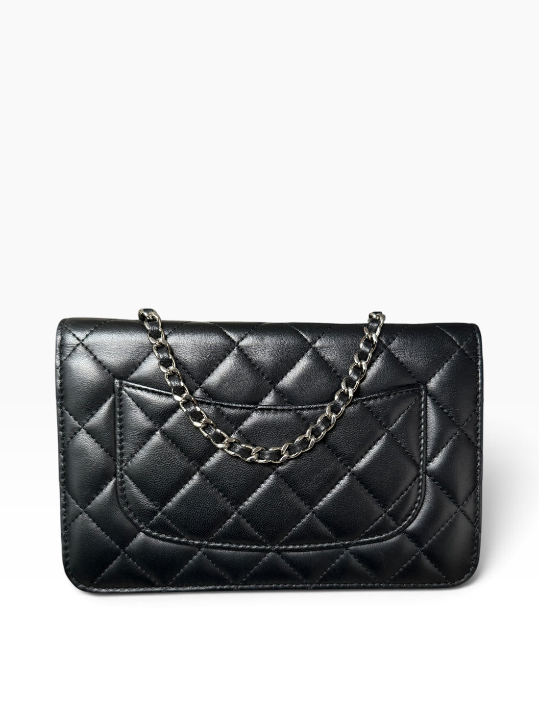CHANEL WOC Wallet on Chain aus schwarzem Lammleder und silberfarbener Hardware.