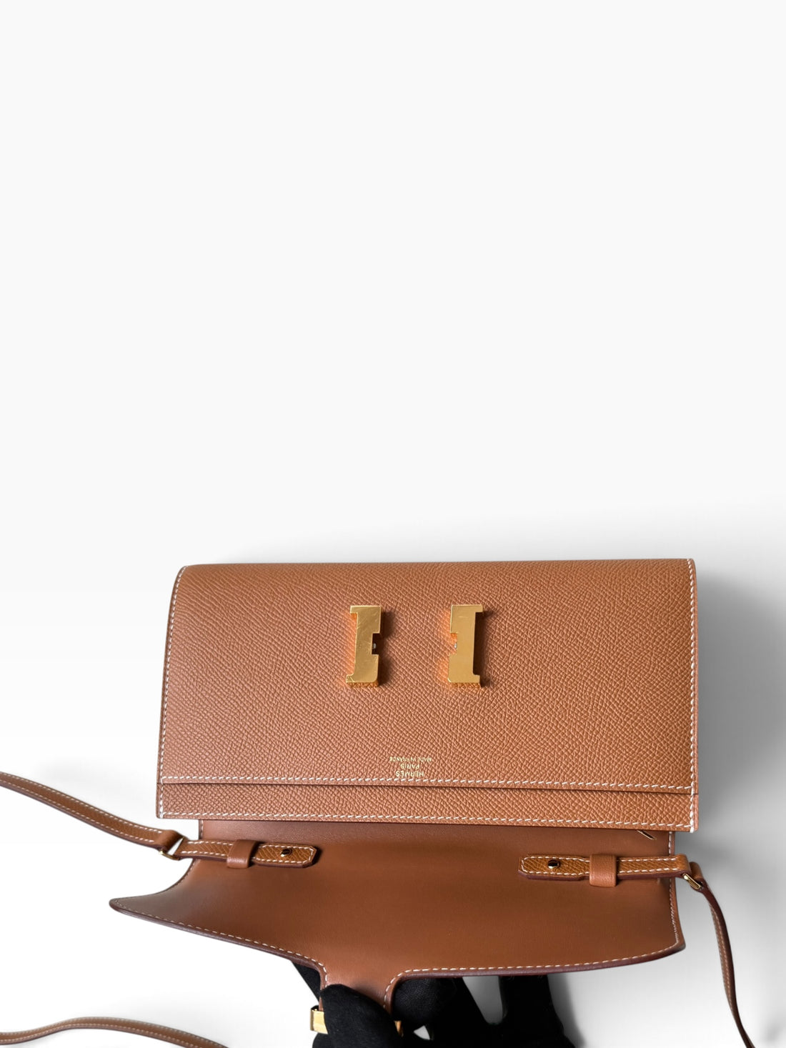 HERMÈS Constance to Go in der Farbe Gold.