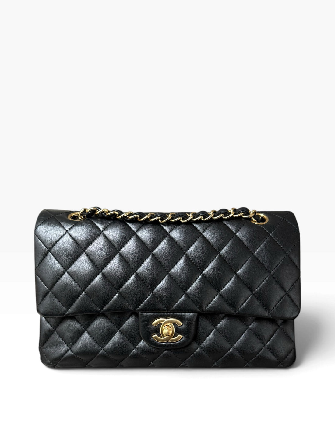 Chanel Medium Classic Double Flap Bag aus schwarzem Lammleder und goldfarbener Hardware
