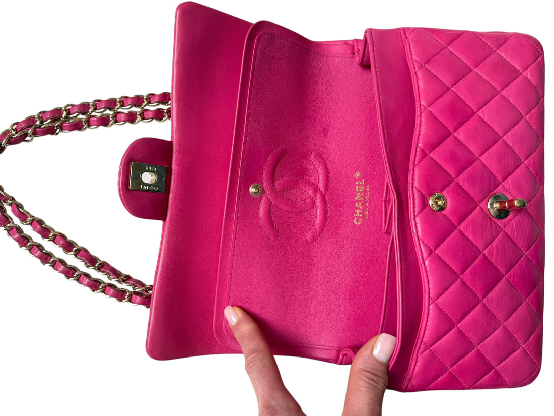 CHANEL Medium Classic Double Flap Bag aus Lammleder und goldfarbener Hardware.
