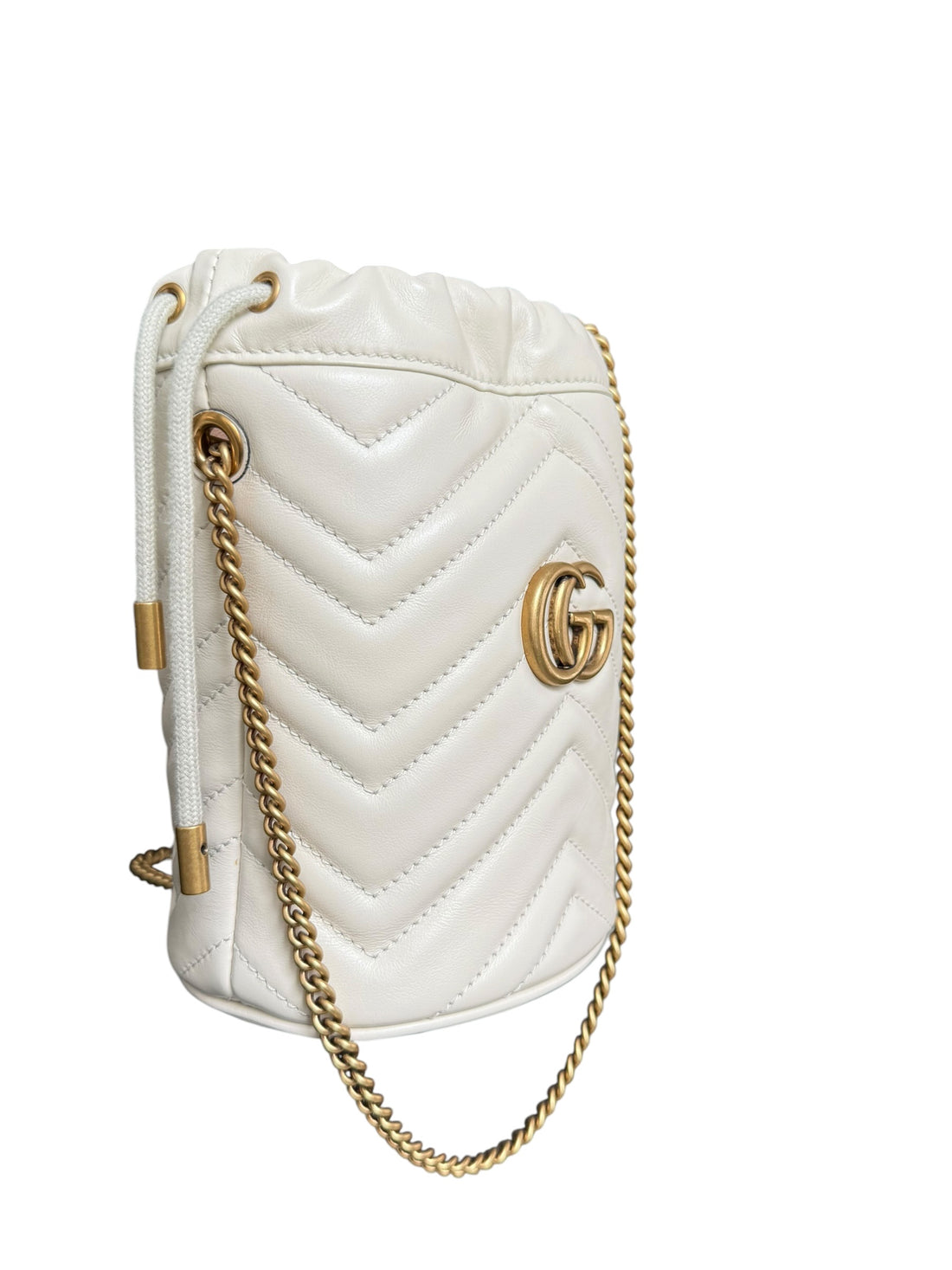 Gucci Beuteltasche in der Farbe creme aus gestepptem Chevron Leder