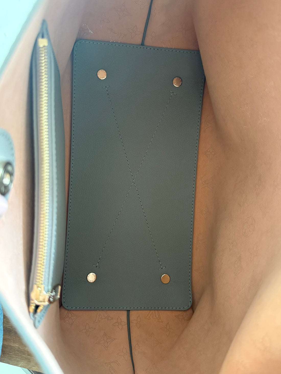 Louis Vuitton Carmel Beuteltasche aus Mahina Kalbsleder