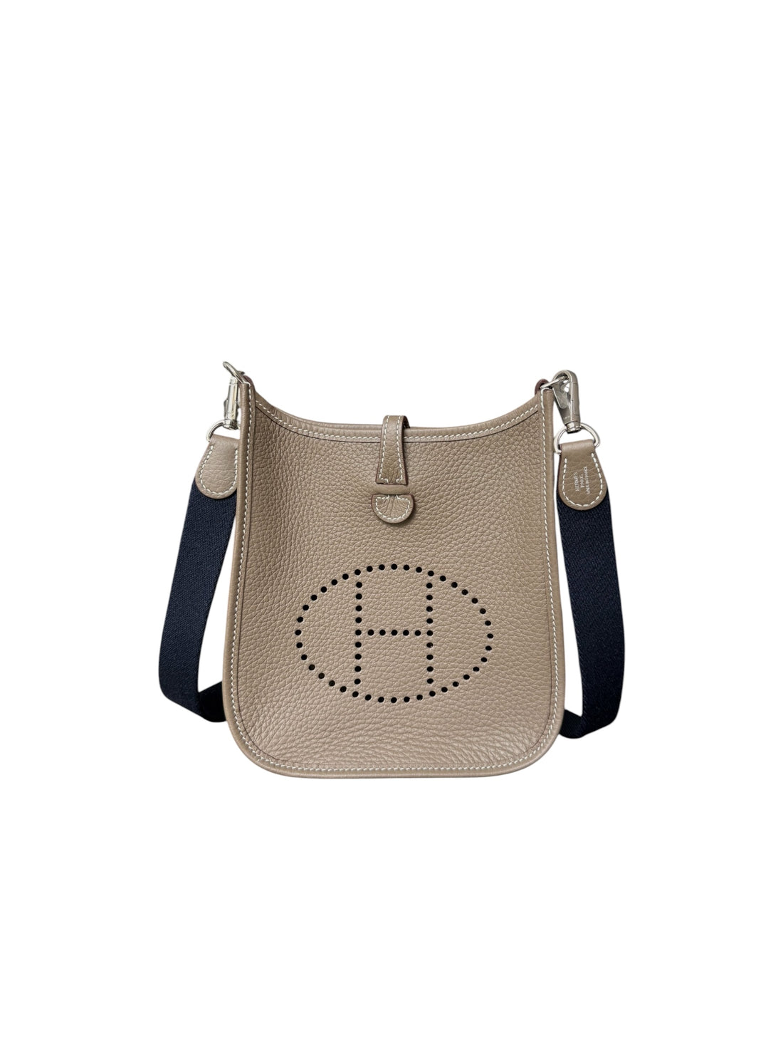 Hermès Evelyne 16 Amazone in der Farbe Etoupe mit dem charakteristischen perforierten „H“-Logo und einem kontrastierenden Schulterriemen in der Farbe bleu/indigo.