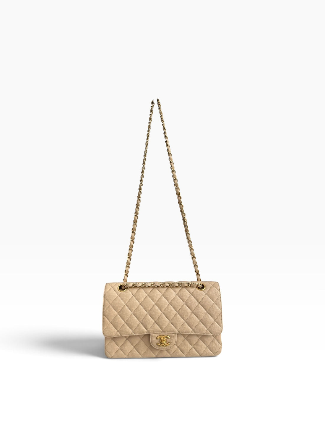 Diese Chanel Classic Medium Double Flap Bag ist aus beigem Kaviarleder gefertigt und verfügt über eine charakteristische Rautensteppung.