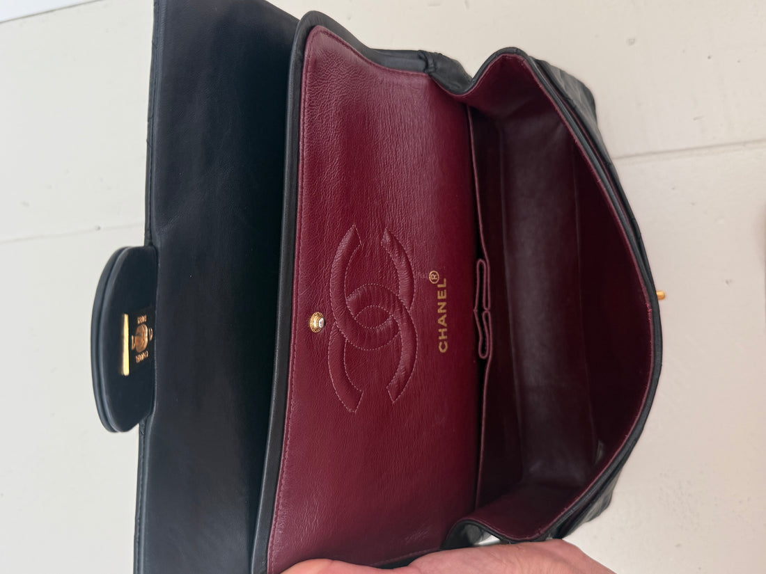 Chanel Double Flap Bag Medium Vintage aus schwarzem Lammleder und 24 Karat vergoldeter Hardware.