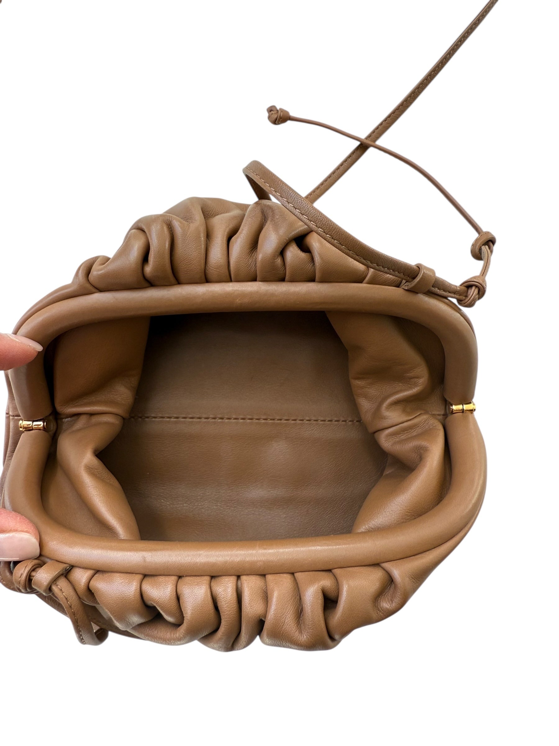 BOTTEGA VENETA - Mini Pouch Bag in Haselnussbraun. Weiches