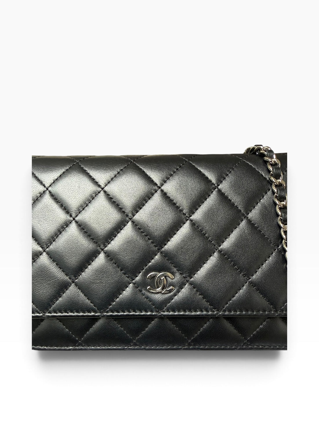 CHANEL WOC Wallet on Chain aus schwarzem Lammleder und silberfarbener Hardware.