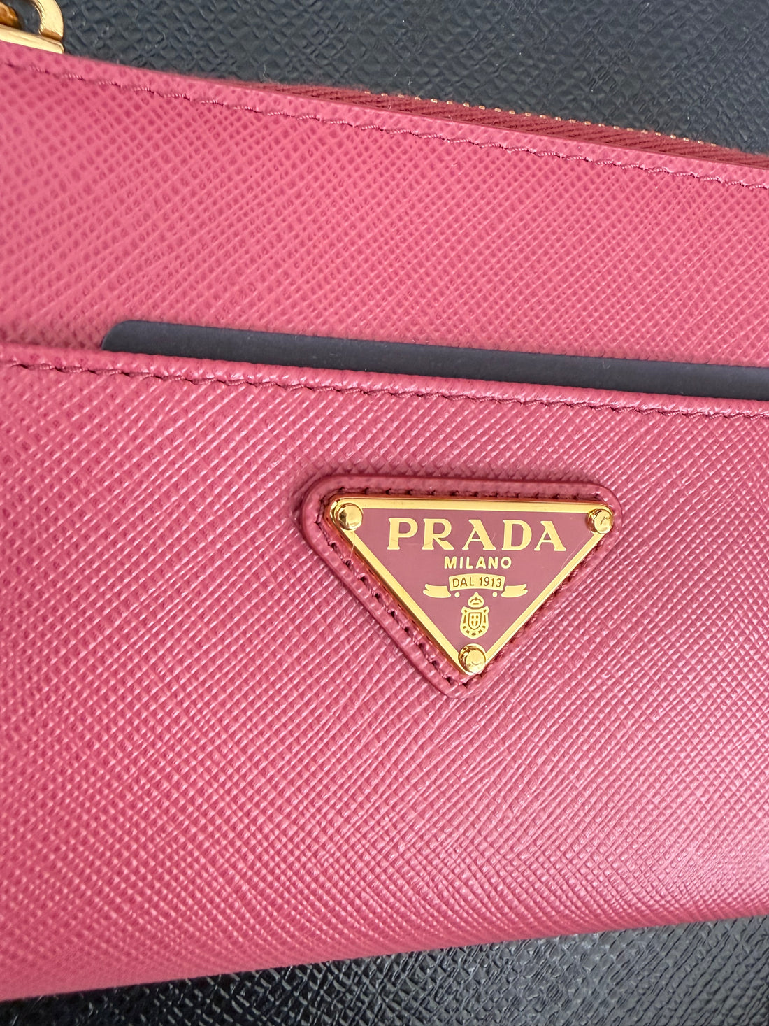 Die Prada Geldbörse aus Saffiano-Leder in der Farbe Himbeerrot
