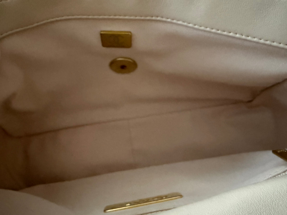 Chanel 19 small in der Farbe light-beige aus weichem Lammleder mit Gold- Silber- Rutheniumfarbenem Metall.