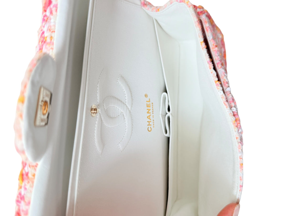 Chanel Timeless Double Flap Bag Medium in den Farben Rosa, Orange, Weiß mit geflochtenen Pailletten in Tweed.
