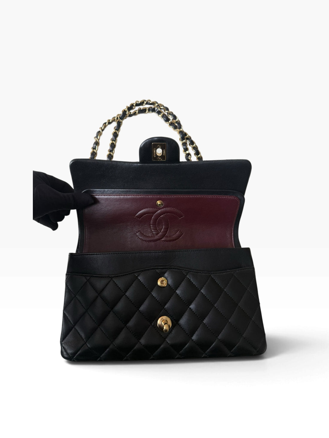 Chanel Medium Classic Double Flap Bag aus schwarzem Lammleder und goldfarbener Hardware