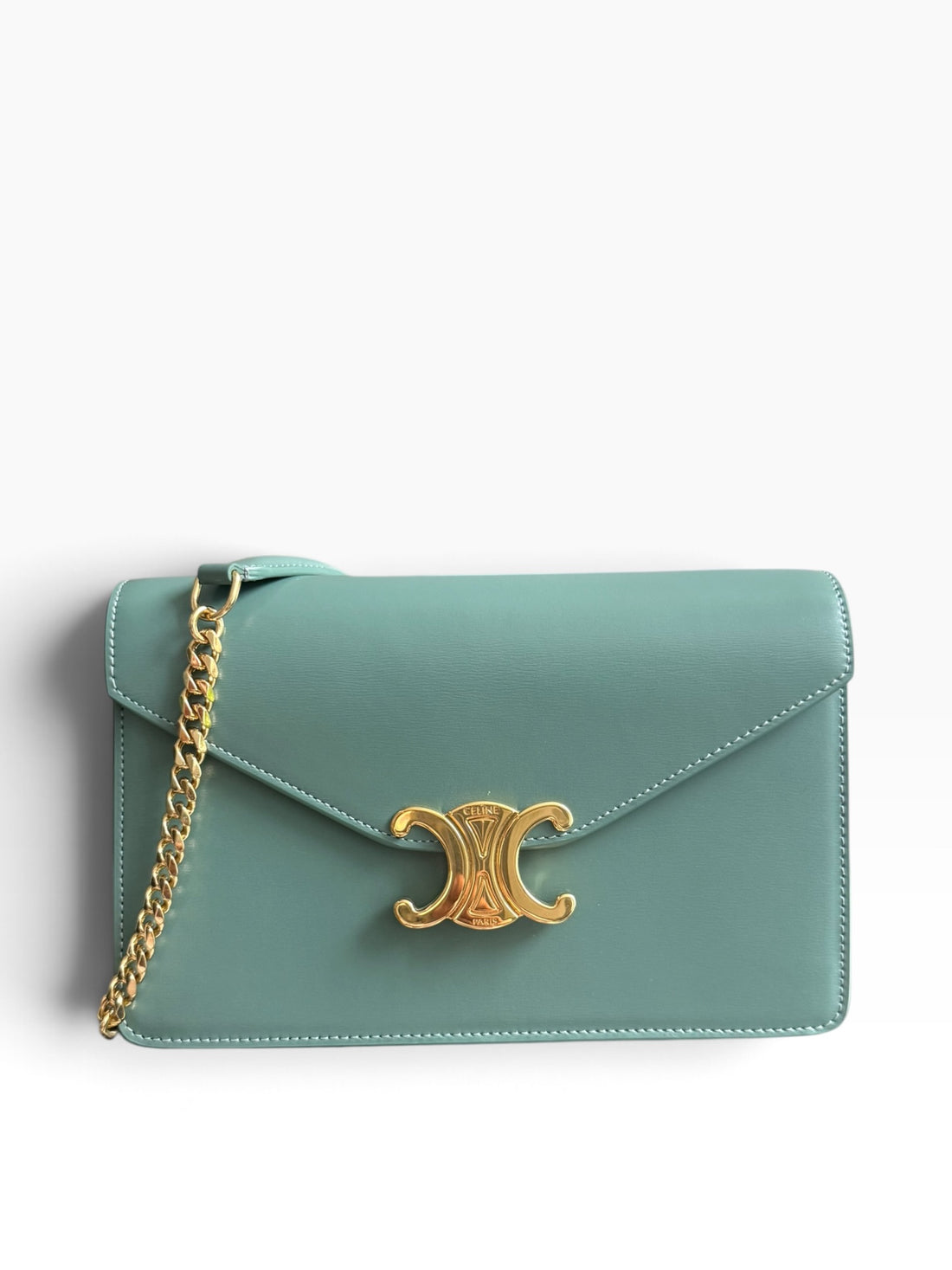 CELINE Wallet on Chain Margo in der Farbe Celadon mit abnehmbarer Schulterkette.