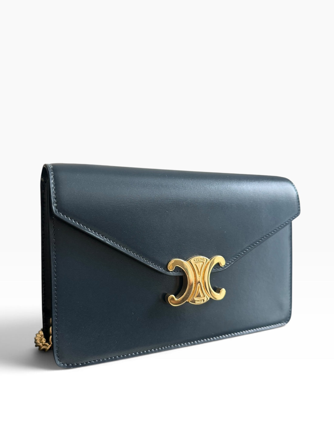 Portefeuille CELINE Wallet on Chain Margo couleur bleu marine avec chaîne d'épaule amovible.