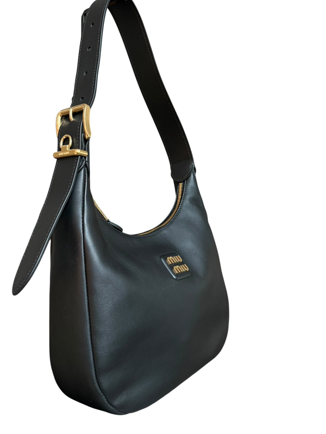 MIU MIU Hobo Bag Schultertasche mit verstellbaren Lederriemen.