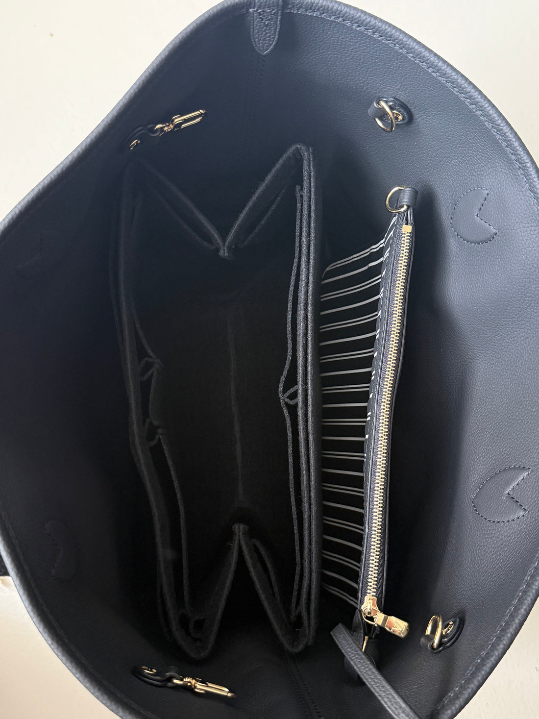 Louis Vuitton Neverfull Inside Out MM wendbare Variante mit Schulterriemen in der Farbe schwarz