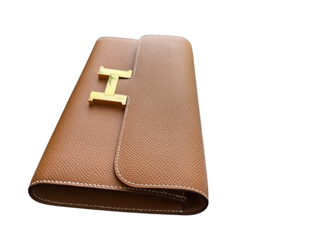 HERMÈS Constance to Go in der Farbe Gold. Jahr/Alter: 2024 Stamp: W.… Epsomleder.