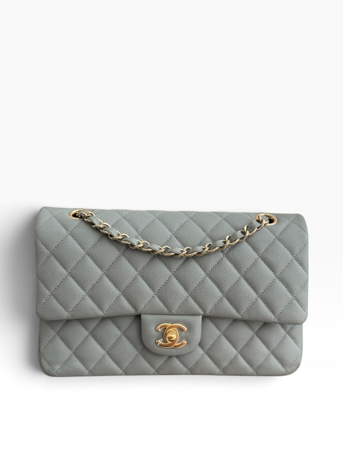 CHANEL Medium Classic Double Flap Bag aus grauem Kaviarleder (Kalbsleder) und goldfarbener Hardware.