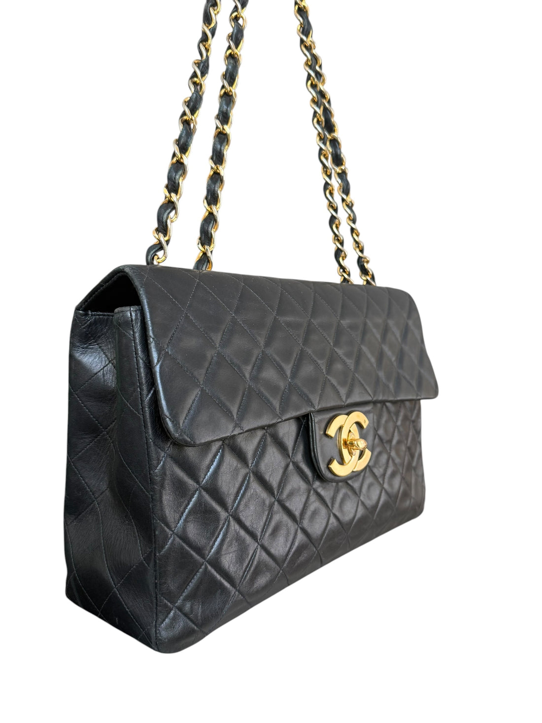 Chanel Classic Flap Bag Maxi Vintage aus schwarzem Lammleder und 24 Karat vergoldeter Hardware.