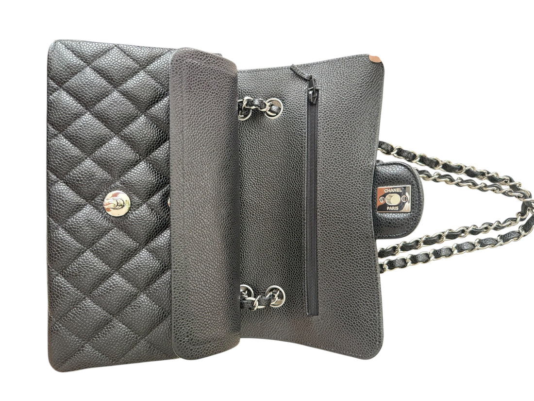 Chanel Small Classic Double Flap Bag aus schwarzem Caviarleder und silberfarbener Hardware