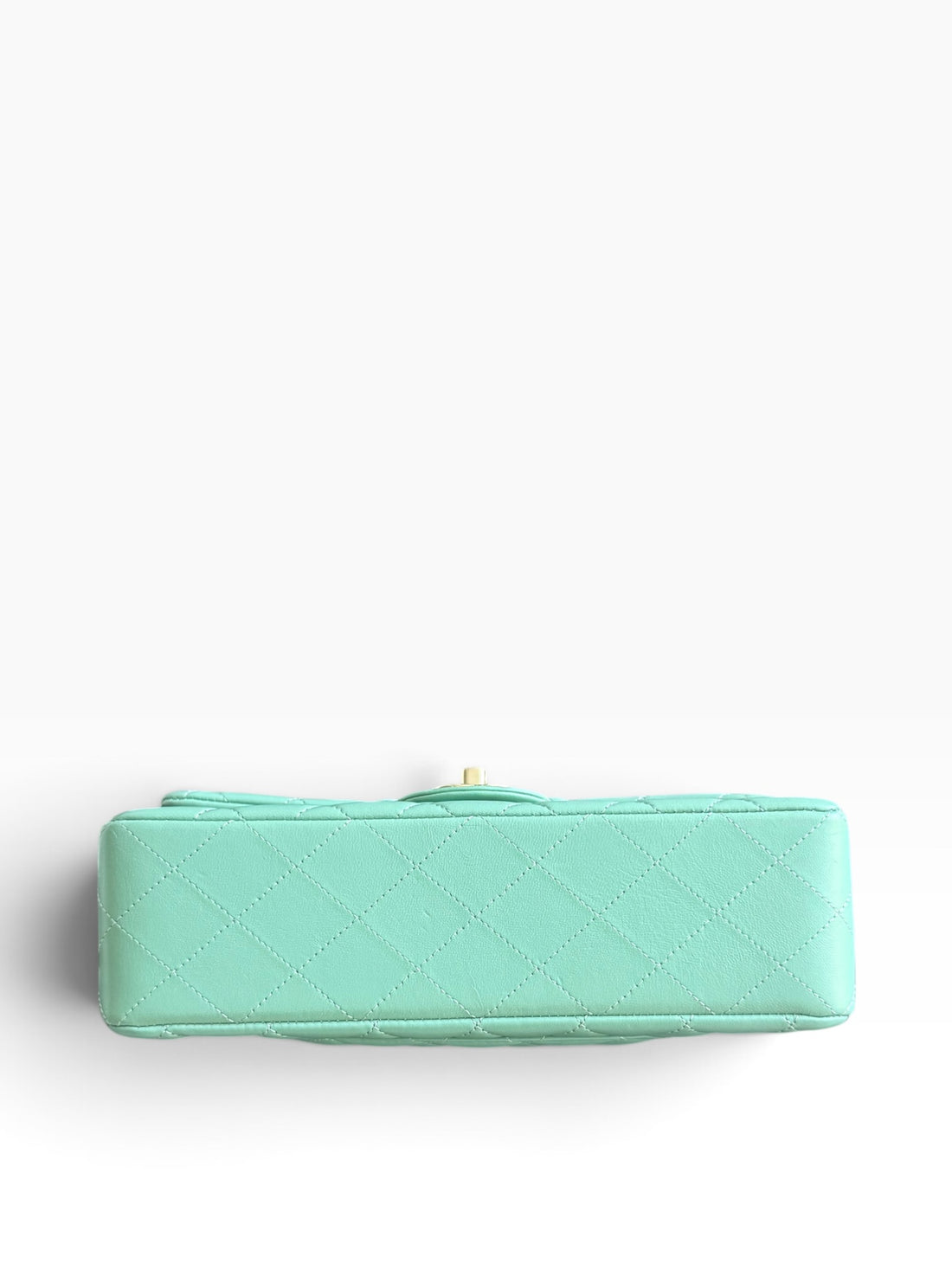 Chanel Classic Timeless Double Flap Bag in small aus weichem Lammleder in der Farbe Pastellgrün/Mintgrün.