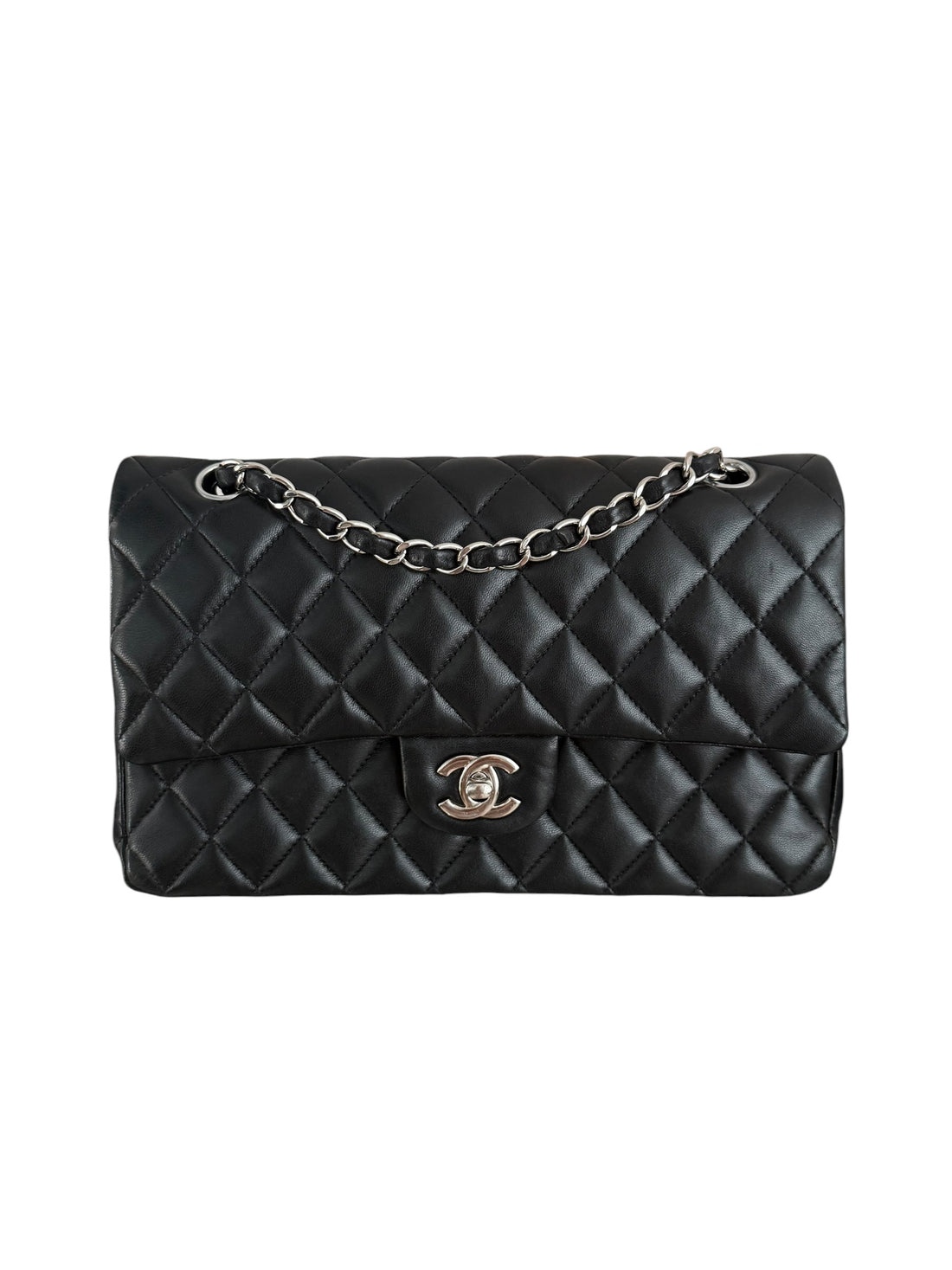 CHANEL Medium Classic Double Flap Bag aus schwarzem Lammleder und silberfarbener Hardware.