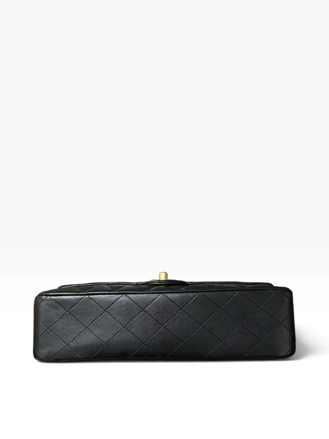 Chanel Medium Classic Double Flap Bag aus schwarzem Lammleder und goldfarbener Hardware