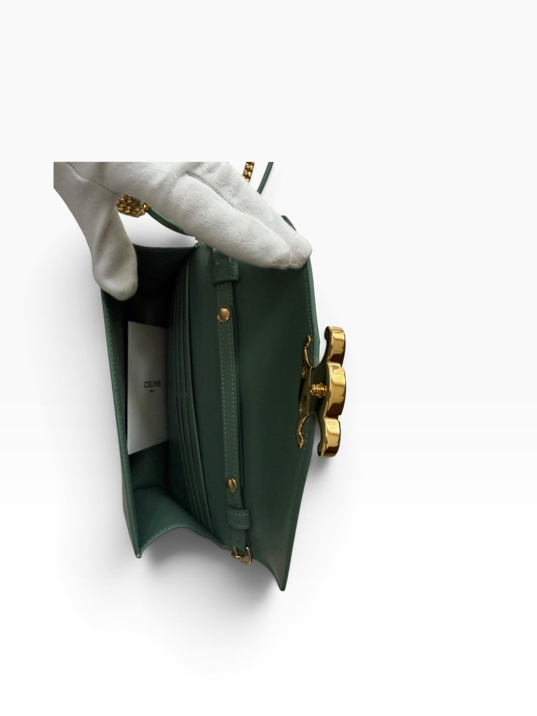 CELINE Wallet on Chain Margo in der Farbe Celadon mit abnehmbarer Schulterkette.