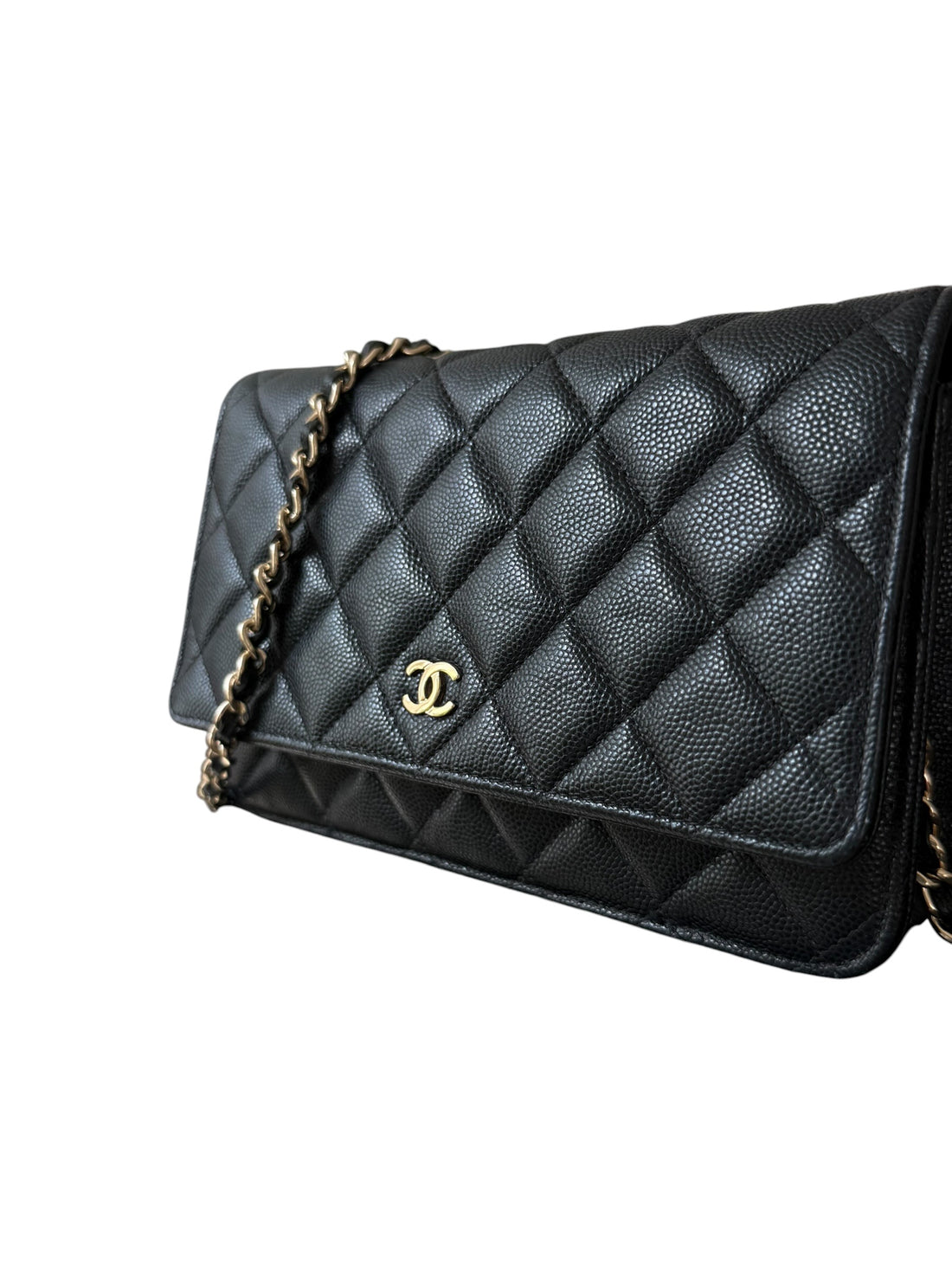 CHANEL WOC Wallet on Chain aus schwarzem genarbtem und glänzendem Kalbsleder und goldfarbener Hardware.