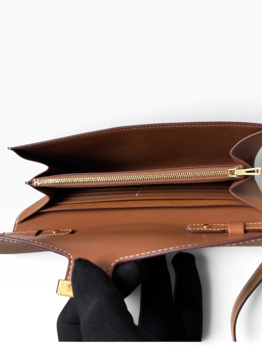 HERMÈS Constance to Go in der Farbe Gold.