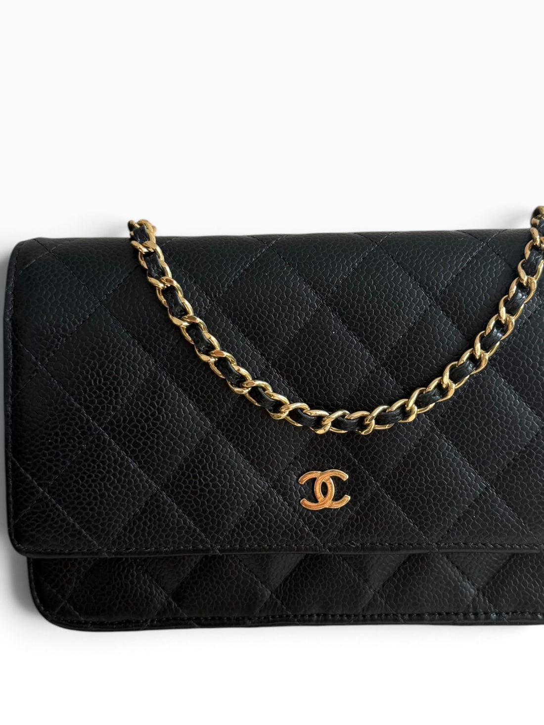 CHANEL WOC Wallet on Chain aus schwarzem genarbtem und glänzendem Kalbsleder und goldfarbener Hardware.