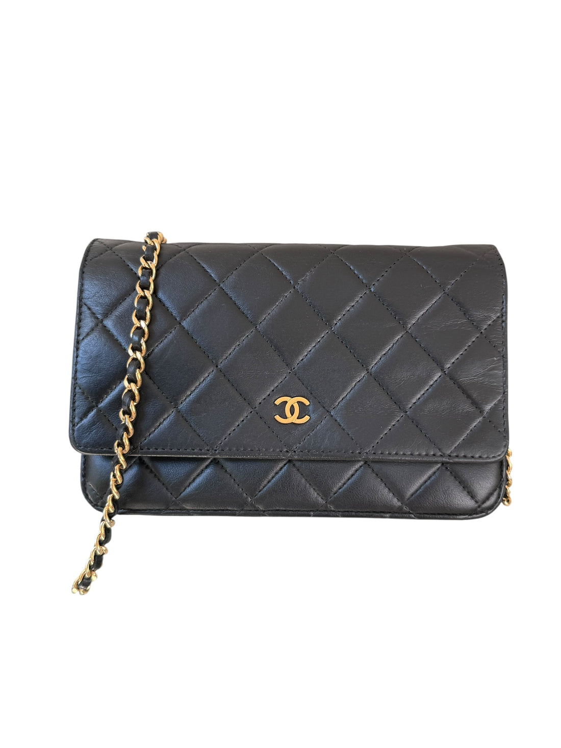 CHANEL WOC Wallet on Chain aus schwarzem Lammleder und goldfarbener Hardware.