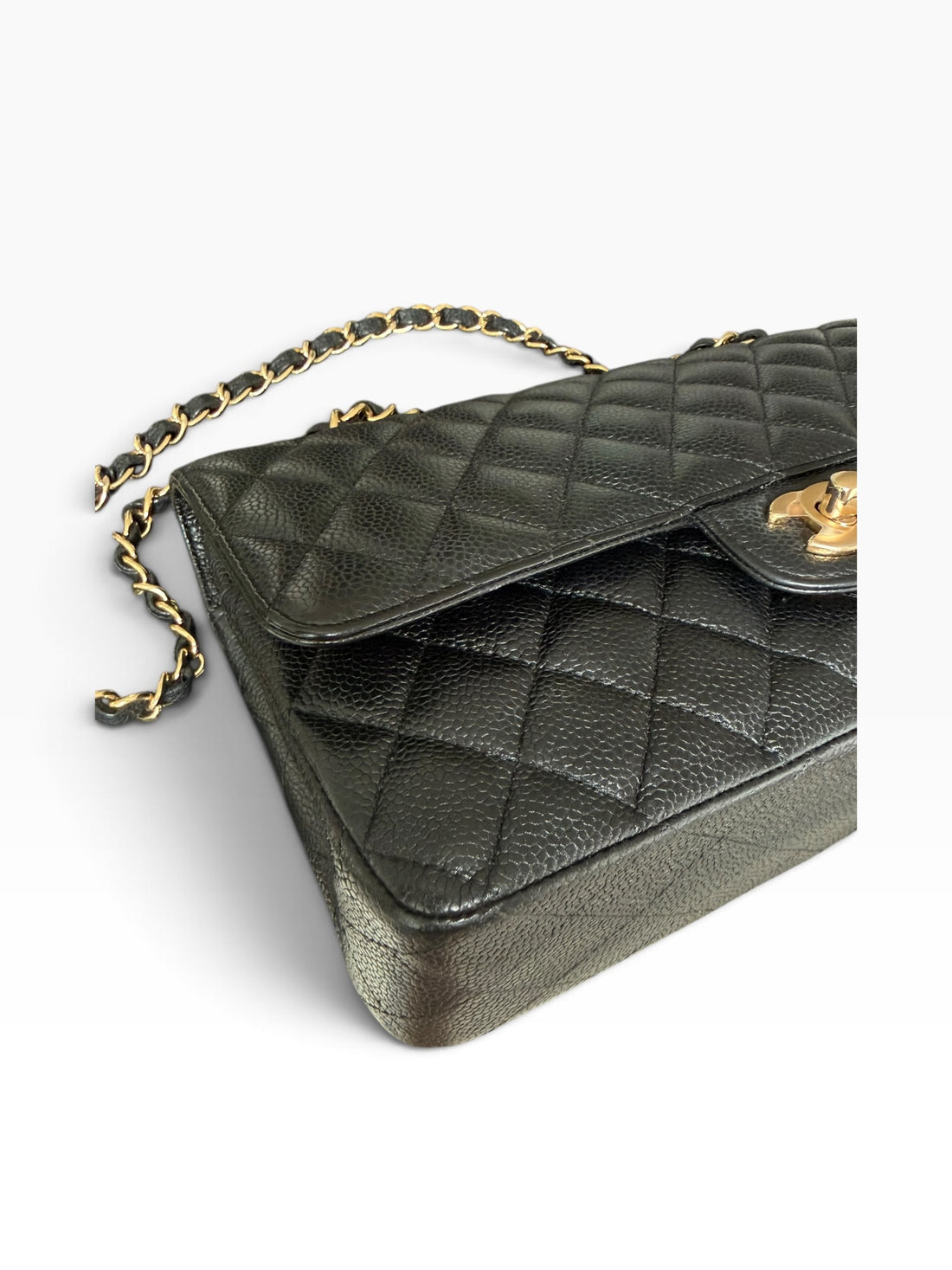 Borsa Chanel Classic Timeless Double Flap media in pelle caviar nera con hardware color oro.