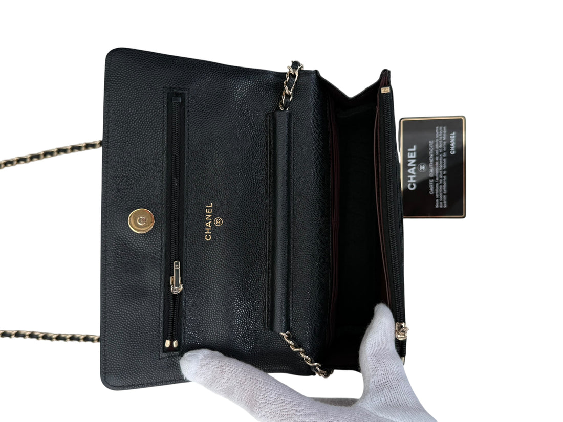 CHANEL WOC Wallet on Chain aus schwarzem genarbtem und glänzendem Kalbsleder und goldfarbener Hardware.
