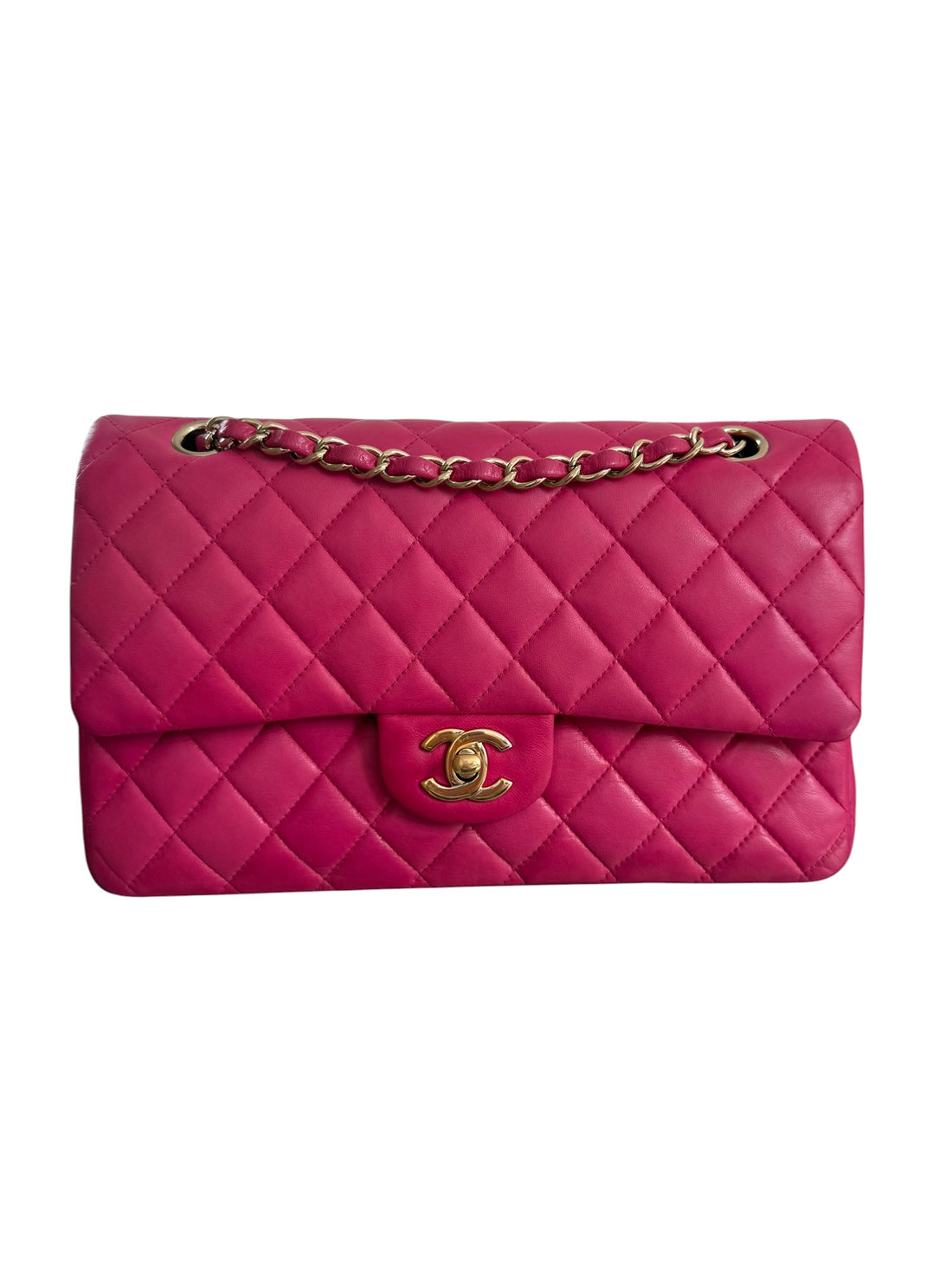 CHANEL Medium Classic Double Flap Bag aus Lammleder und goldfarbener Hardware.