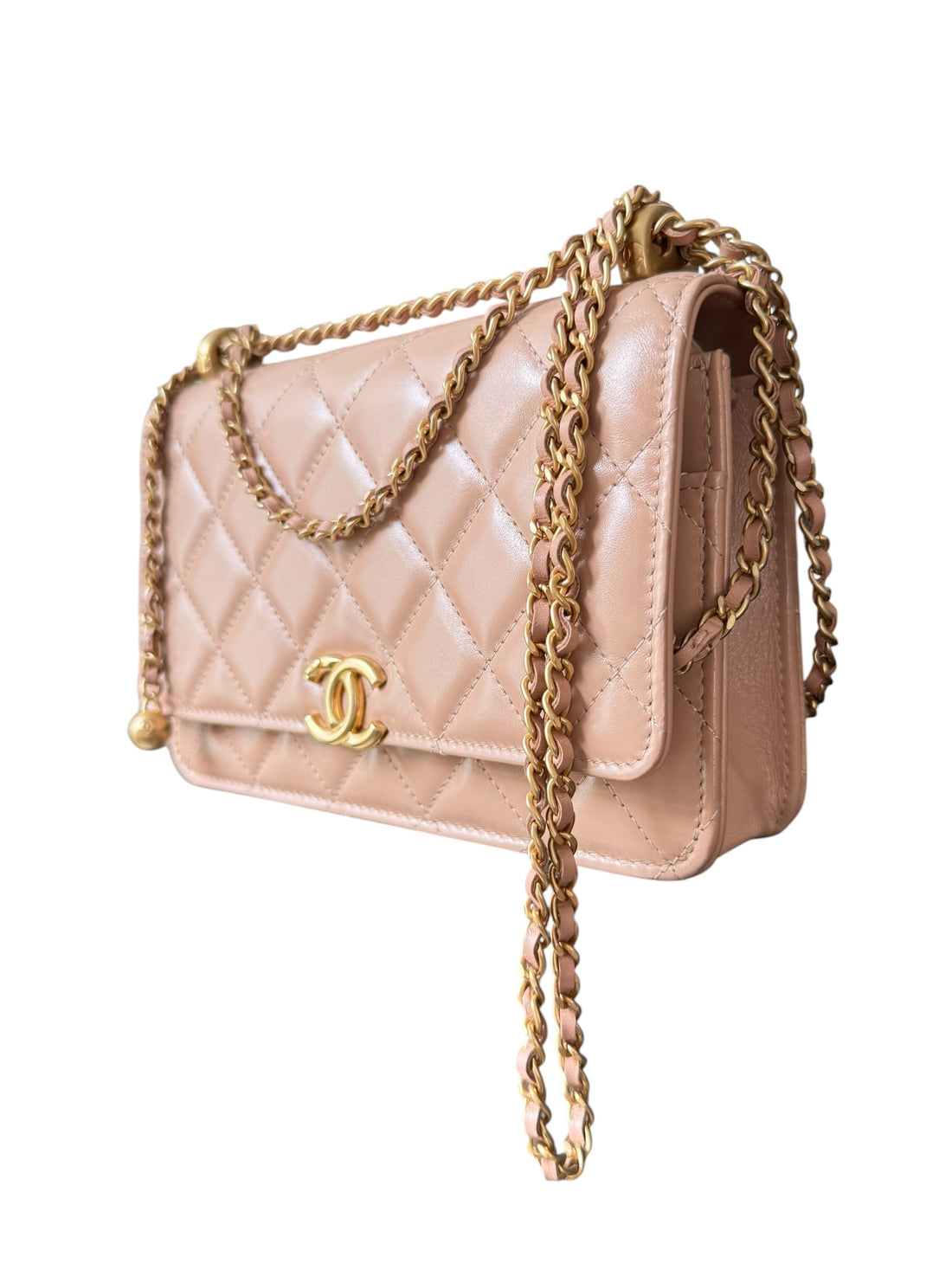 Chanel WOC - WALLET ON CHAIN aus beige bzw. nudefarbenem und glänzendem Kalbsleder & goldfarbenem Metall