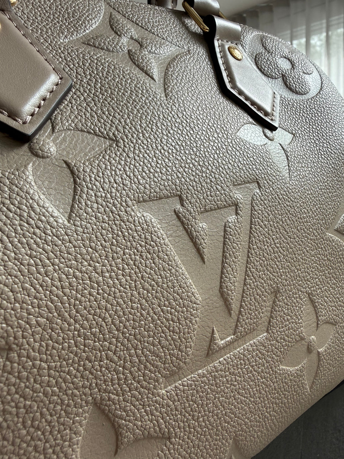 Louis Vuitton Speedy 25 in genarbtem Monogram Empreinte Leder mit einem übergrossen Monogram-Motiv.