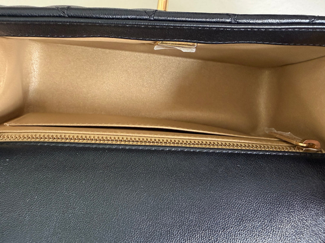 Chanel Pearl Crush Mini Flap Bag ist aus schwarzem Lammleder und zeichnet sich durch goldene Hardware sowie eine verstellbare Kette mit einer ikonischen Perlenkugel aus.