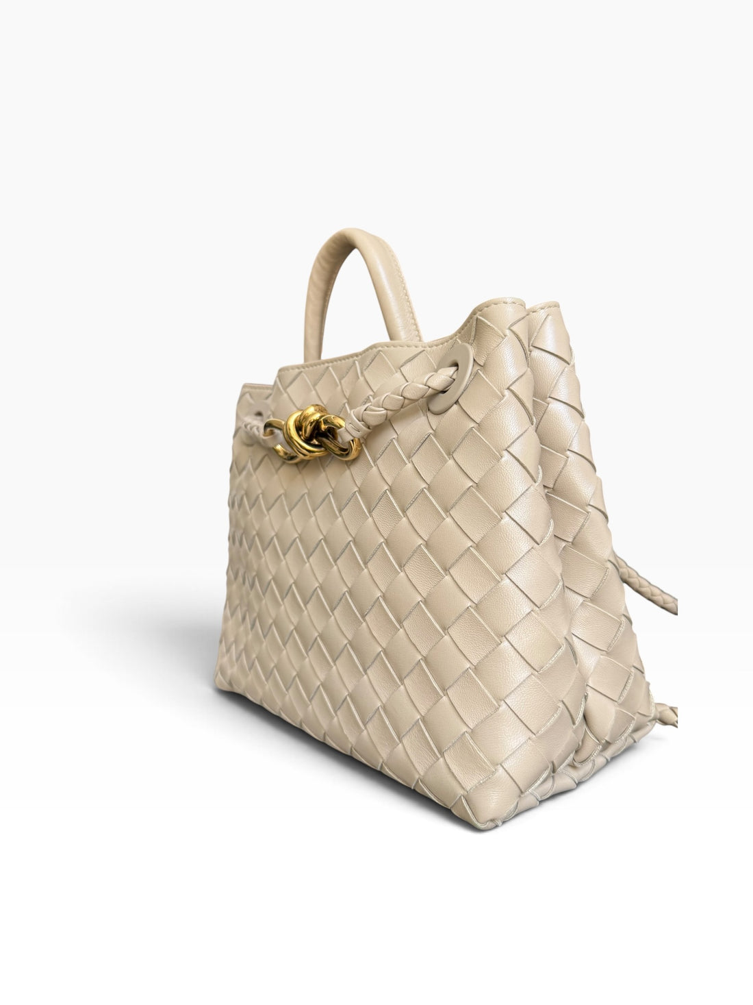Bottega Veneta Andiamo small in der Farbe ecru aus weichem Intrecciato Lammleder mit charakteristischem Knotendetail und gleitendem Crossbody-Riemen